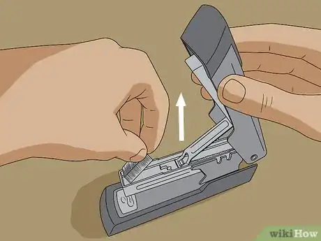 Imagen titulada Fix a Jammed Manual Stapler Step 2