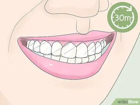 Imagen titulada Apply Crest 3D White Strips Step 7