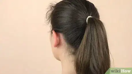 Imagen titulada Do a Quick and Easy Hair Bun Step 5