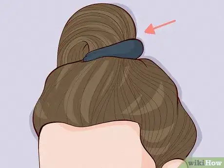 Imagen titulada Get Wavy Hair Overnight with a Bun Step 3