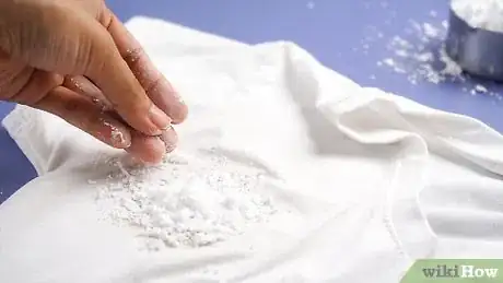 Imagen titulada Remove Oil Stains With Baking Soda Step 1