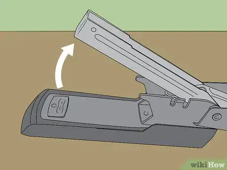 Imagen titulada Fix a Jammed Manual Stapler Step 3