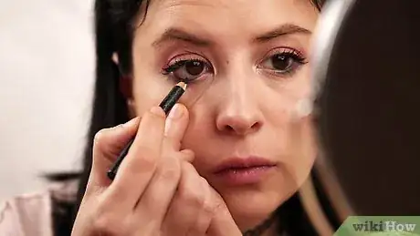 Imagen titulada Apply Eyeliner to the Waterline Step 9