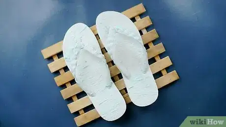 Imagen titulada Clean White Flip Flops Step 4