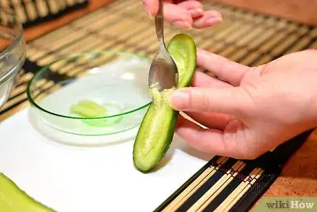 Imagen titulada Peel and Seed a Cucumber Step 3