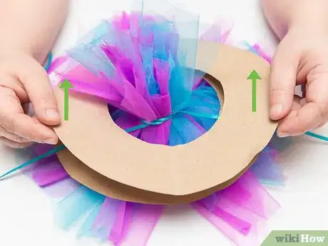 Imagen titulada Make Tulle Pom Poms Step 17