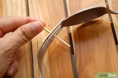 Imagen titulada Make a Fork and Spoon Appear to Defy Gravity Step 4