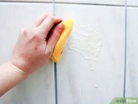 Imagen titulada Remove Soap Scum from Tile Step 13