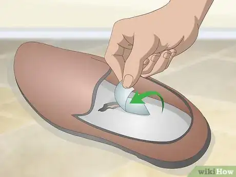 Imagen titulada Fix Holes in Shoes Step 3