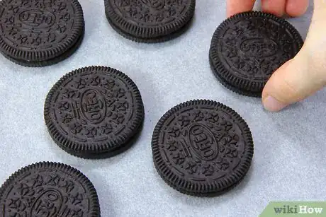 Imagen titulada Crush Oreos Step 1