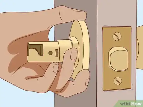 Imagen titulada Remove a Door Handle Step 10