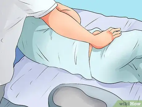 Imagen titulada Position a Bedpan Step 12