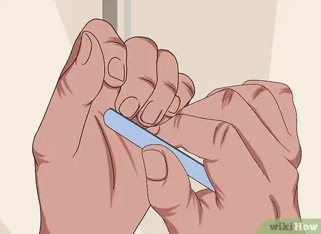 Imagen titulada Use Nail Clippers Step 11