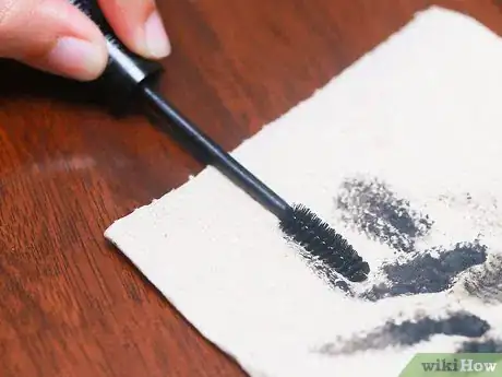 Imagen titulada Clean a Mascara Brush Step 8