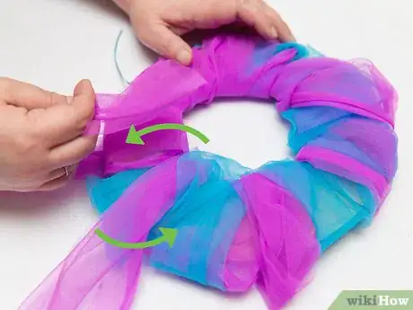 Imagen titulada Make Tulle Pom Poms Step 14