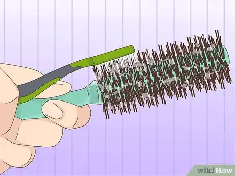 Imagen titulada Clean a Round Hair Brush Step 6