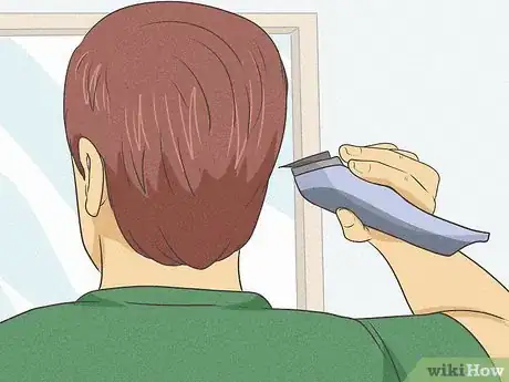 Imagen titulada Cut the Back of Your Hair Step 3