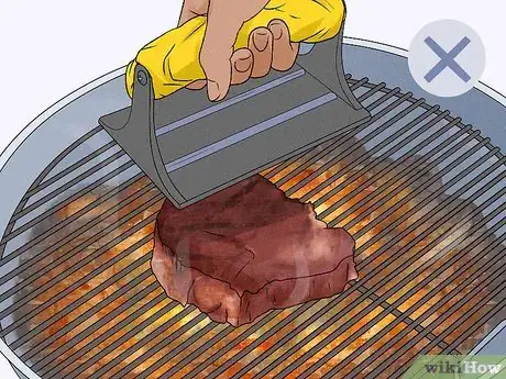 Imagen titulada Use a Grill Press Step 11