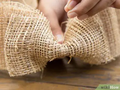 Imagen titulada Make a Burlap Bow Step 12