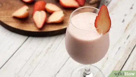 Imagen titulada Make a Simple Strawberry Smoothie Step 8