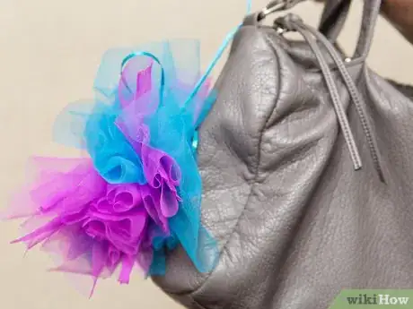 Imagen titulada Make Tulle Pom Poms Step 19