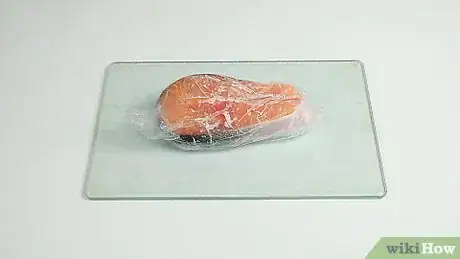 Imagen titulada Defrost Salmon Step 1