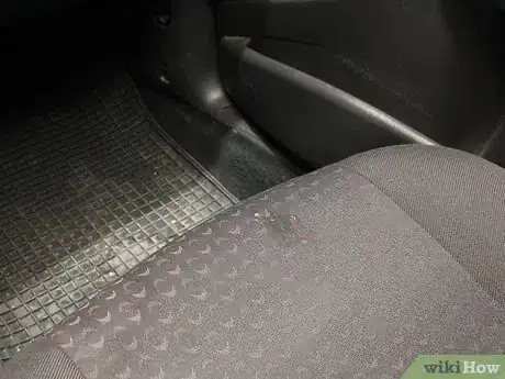 Imagen titulada Remove Grease and Oil From a Car's Interior Step 1