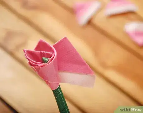 Imagen titulada Make a Duct Tape Rose Tulip Step 8