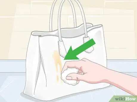 Imagen titulada Clean a White Leather Purse Step 5