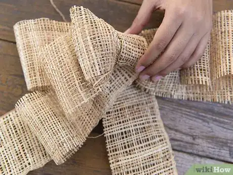 Imagen titulada Make a Burlap Bow Step 14