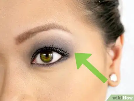 Imagen titulada Do Makeup for Green Eyes Step 14