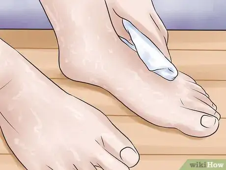 Imagen titulada Clean Toe Nails Step 9