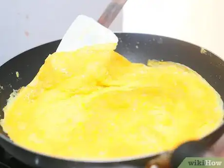 Imagen titulada Make a Cheese Omelette Step 7