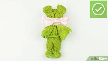 Imagen titulada Make a Teddy Bear Out of a Towel Step 17