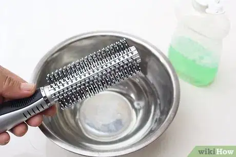 Imagen titulada Clean Hairbrushes and Combs Step 2