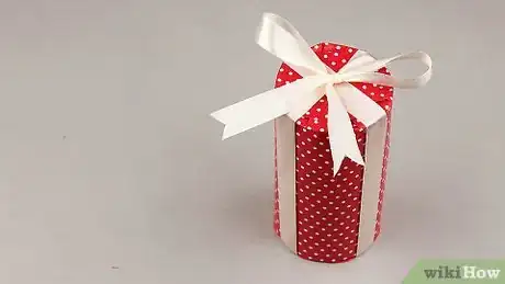 Imagen titulada Wrap Cylindrical Gifts Step 5