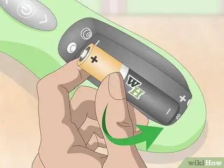 Imagen titulada Put Batteries in Correctly Step 9