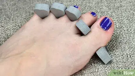 Imagen titulada Paint Your Toe Nails Step 13