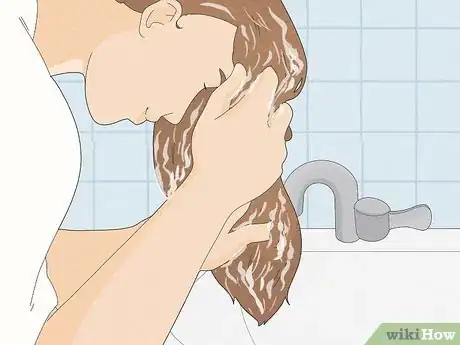 Imagen titulada Wash Hair in a Sink Step 13