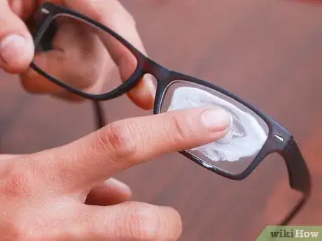 Imagen titulada Remove Scratches From Plastic Lens Glasses Step 2
