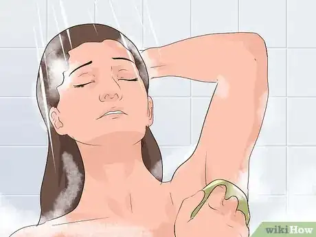 Imagen titulada Spray Yourself With Deodorant Step 5