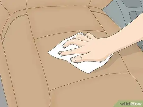 Imagen titulada Get Urine Out of a Car Seat Step 10