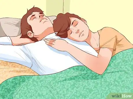 Imagen titulada Avoid Trapping Your Arm While Snuggling in Bed Step 2