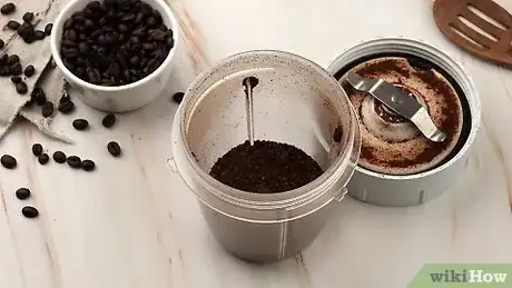 Imagen titulada Grind Coffee Beans Without a Grinder Step 1