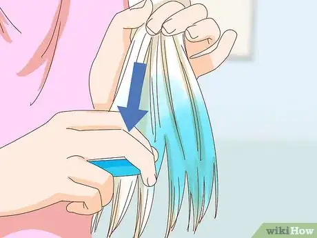 Imagen titulada Chalk Dye Your Hair Step 10