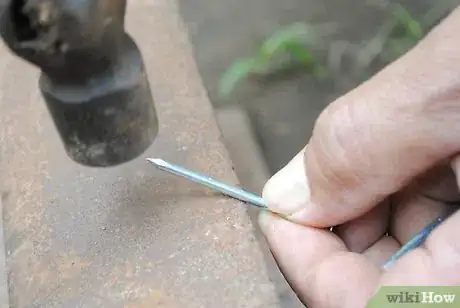 Imagen titulada Drive a Nail Without Splitting the Wood Step 1