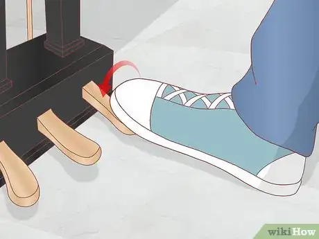 Imagen titulada Use Piano Foot Pedals Step 5