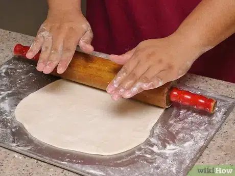 Imagen titulada Cook Pizza on a Pizza Stone Step 3