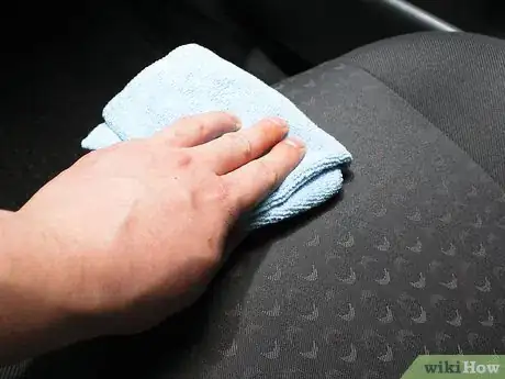 Imagen titulada Remove Grease and Oil From a Car's Interior Step 3