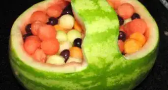 hacer una ensalada de frutas en una sandía con forma de cesta